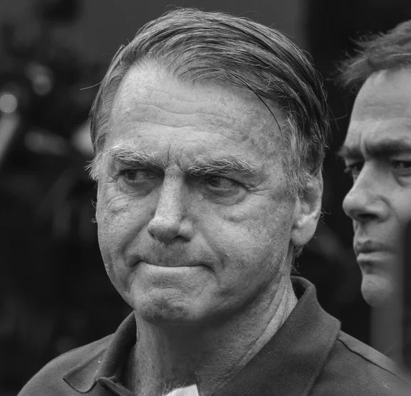 pedrorousseff's tweet image. 🚨BIZARRO! Bolsonaro quer PRISÃO DOMICILIAR e RECLAMA de DORES FORTES de cabeça por barulho de ar-condicionado da PF! 

É só DESLIGAR O AR Jair… Ele PASSOU DOS LIMITES do BIZARRO. 😂👍