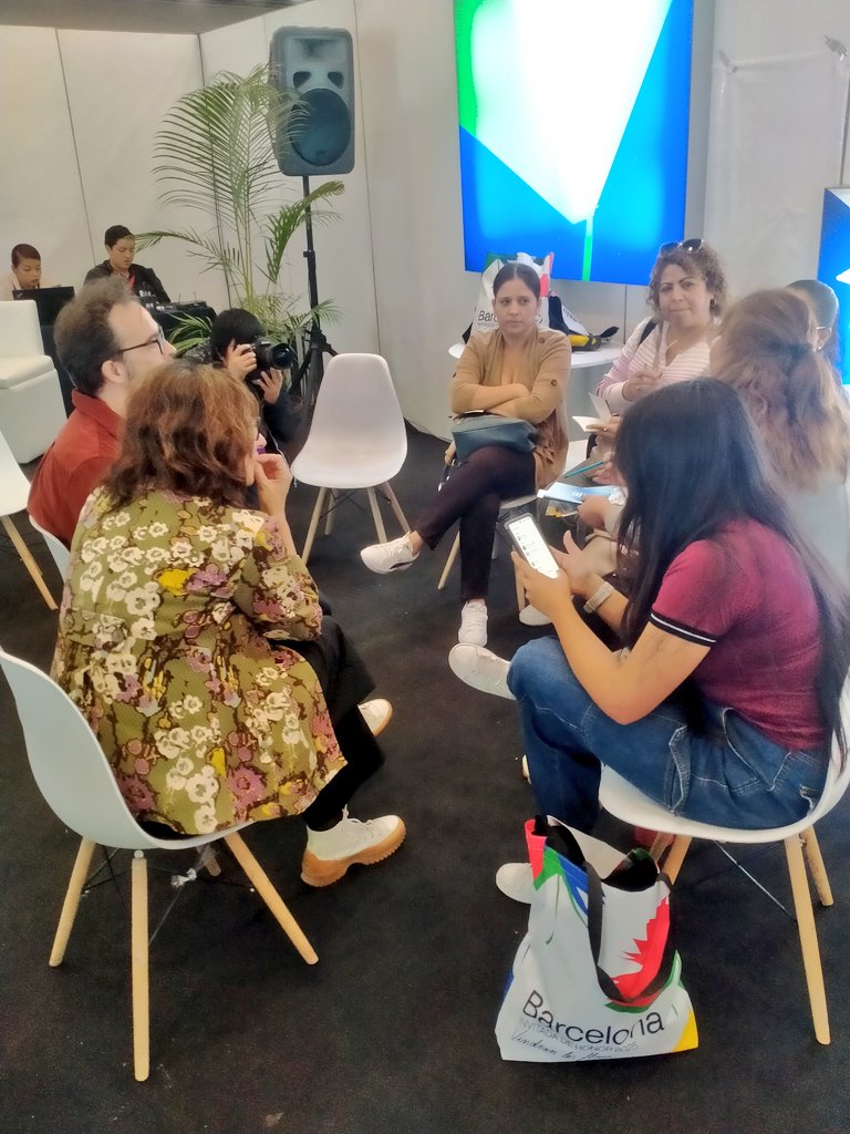 Taller pràctic per a grups amb bibliotecàries de la xarxa de biblioteques municipals de Guadalajara, Jalisco, per part de l'equip de biblioteques de Barcelona.