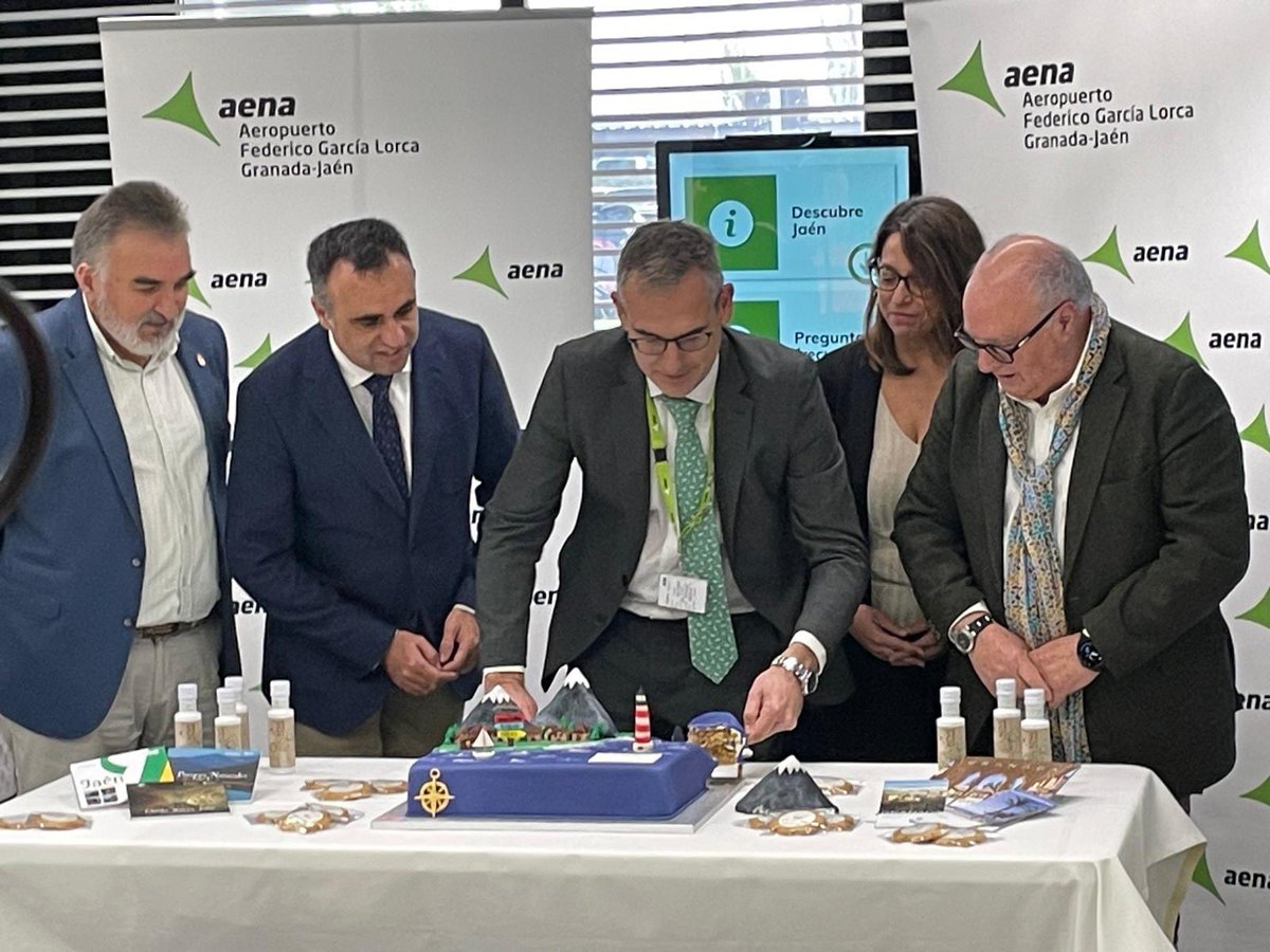 🛫 AEROPUERTO GRANADA - JAÉN

Diputación destaca la oportunidad turística que supone la nueva conexión entre el aeropuerto Granada-Jaén y Santander

<a href="/AfricaColomo/">Africa Colomo</a> ha asistido a la llegada del primer avión procedente de Santander a cuyos viajeros se ha entregado material