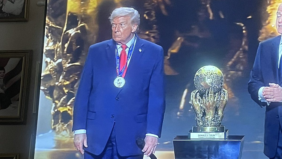 beachaholic823's tweet image. Fifa made up Peace Prize for CHUMP🤣
You Can’t Make This BS Up🤣🤣🤣
Look at that swelling on his hand👀
#UNFIT 
#NoKings 
#FIFA 
#fifaworldcup