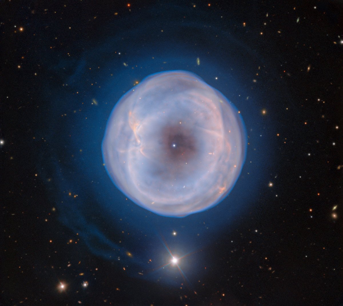 NOIRLabAstroES's tweet photo. ¿Por qué es tan azul el espacio? 💙

Ese azul que se ve en las imágenes suele provenir de estrellas jóvenes y calientes que emiten luz azul y ultravioleta. Cuando esta luz incide en el gas y polvo cercanos, se refleja, haciendo que las nubes de material brillen en tonos azules https://t.co/rdysJOV6J0