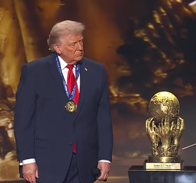 AbelVicencio's tweet photo. Le inventan su propio premio de la paz a Trump y el solito lo agarra y se cuelga  la medalla. A falta del Nóbel,  pero con mucha mayor audiencia mundial. https://t.co/y4tnpSWxzD