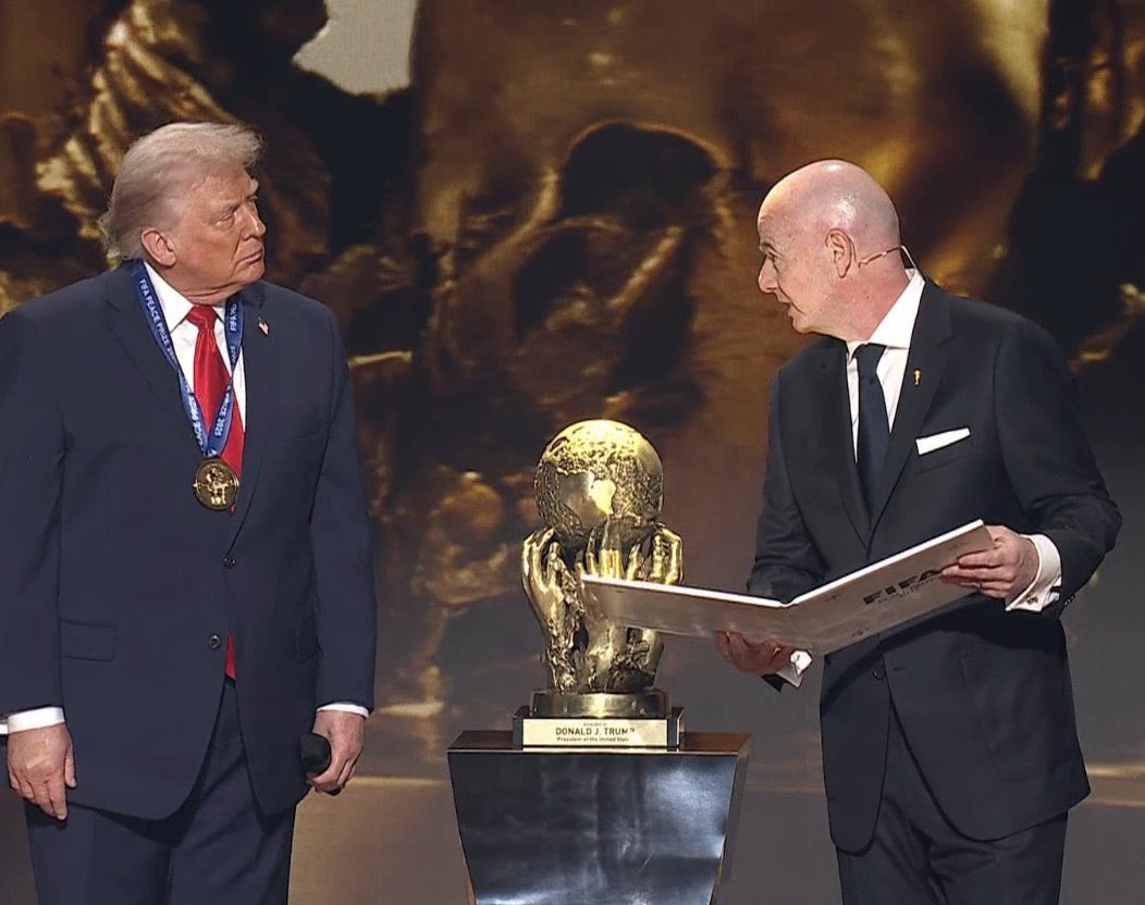 lazarorosa25's tweet photo. Gianni Infantino, presidente da FIFA, acaba de entregar a Donald Trump o prêmio "FIFA pela Paz" no evento da Copa do Mundo de 2026.: “Em reconhecimento do seu trabalho excepcional e ações na promoção da paz e união em todo o mundo” 🤡 https://t.co/lPMR6o2dO3