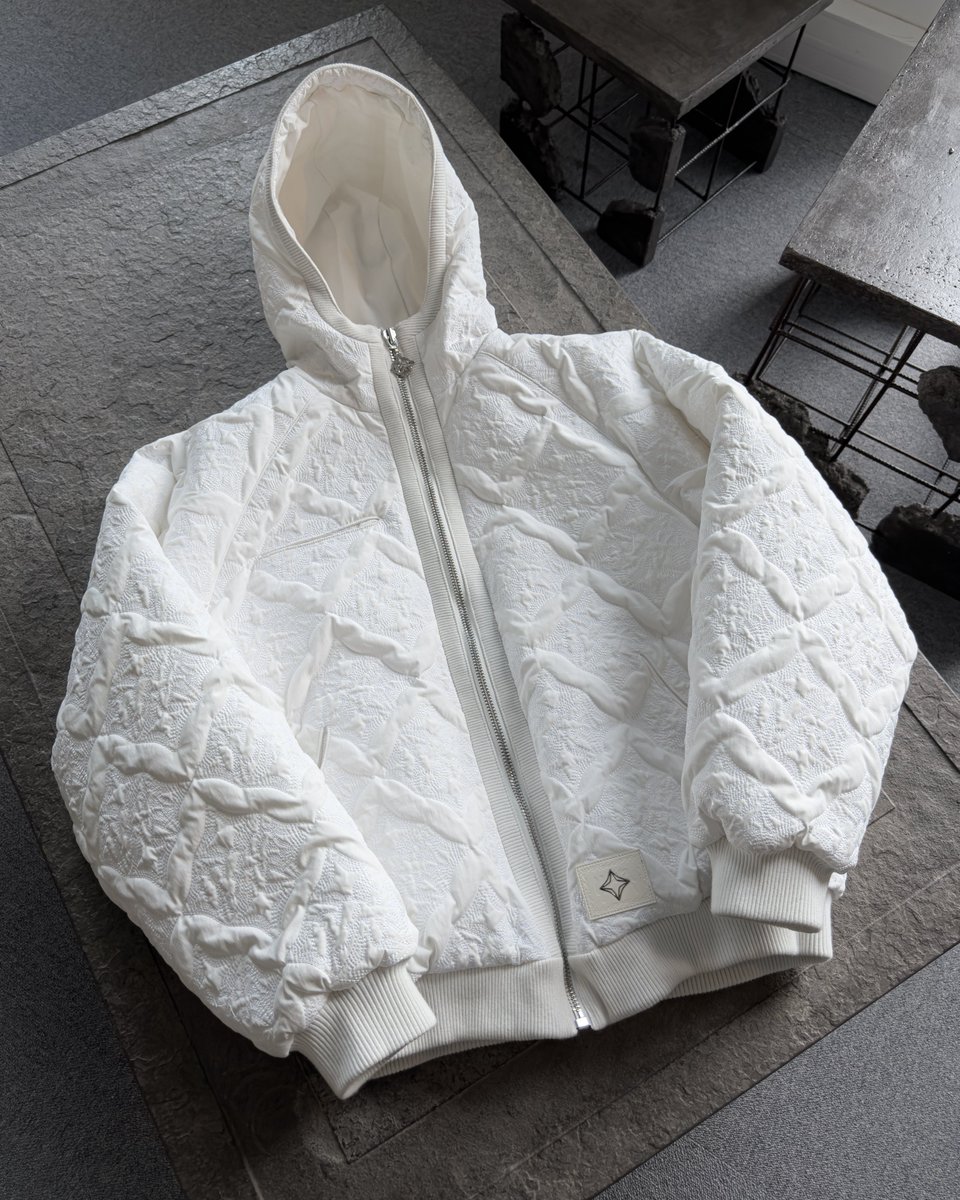 "Monogram" Jackets

December 10 — 8PM (CET)
——— 10 Décembre à 20h