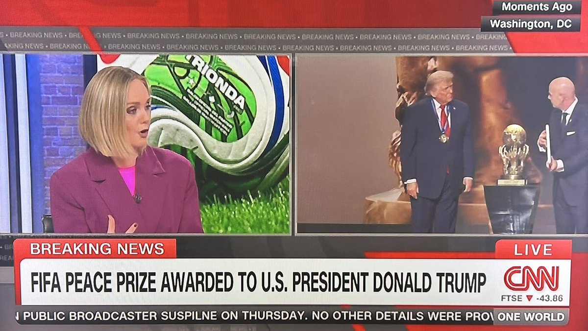 Zwei Clowns auf der FIFA-Bühne. Infantino überreicht Trump den eigens für den US-Präsidenten erfundenen FIFA Peace Price „im Namen von Millionen Fußballfans auf der ganzen Welt“.  Der Weltfußball wirft sich vor dem Baby-Diktator in den Staub. Was für ein korrupter Laden