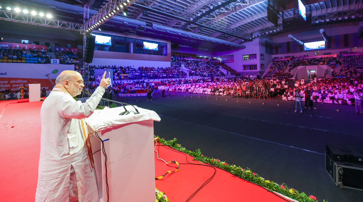 AmitShah's tweet image. विश्वस्तरीय खेल इंफ्रास्ट्रक्चर का विकास हो, भारत को स्पोर्ट्स मैन्यूफेक्चरिंग व इनोवेशन में आत्मनिर्भर बनाना हो, या शहर से लेकर गाँव तक युवाओं को खेलों के प्रति प्रोत्साहित करना हो, आज भारत दुनिया भर के खेलों का प्रमुख डेस्टिनेशन बन चुका है।

गांधीनगर में आयोजित ‘सांसद खेल…