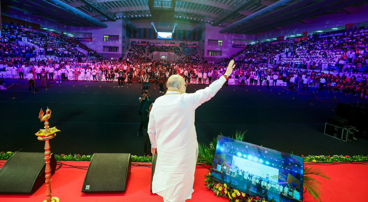 AmitShah's tweet image. विश्वस्तरीय खेल इंफ्रास्ट्रक्चर का विकास हो, भारत को स्पोर्ट्स मैन्यूफेक्चरिंग व इनोवेशन में आत्मनिर्भर बनाना हो, या शहर से लेकर गाँव तक युवाओं को खेलों के प्रति प्रोत्साहित करना हो, आज भारत दुनिया भर के खेलों का प्रमुख डेस्टिनेशन बन चुका है।

गांधीनगर में आयोजित ‘सांसद खेल…