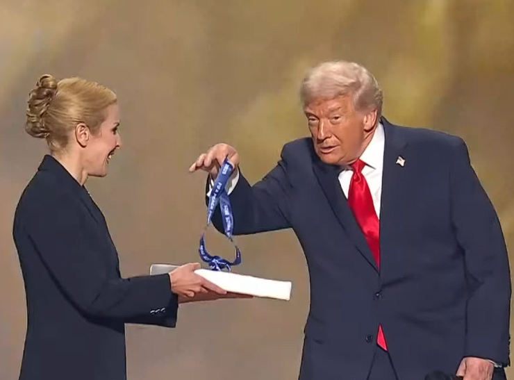 AbelVicencio's tweet photo. Le inventan su propio premio de la paz a Trump y el solito lo agarra y se cuelga  la medalla. A falta del Nóbel,  pero con mucha mayor audiencia mundial. https://t.co/y4tnpSWxzD