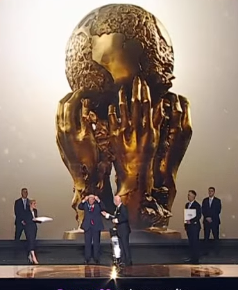 AbelVicencio's tweet photo. Le inventan su propio premio de la paz a Trump y el solito lo agarra y se cuelga  la medalla. A falta del Nóbel,  pero con mucha mayor audiencia mundial. https://t.co/y4tnpSWxzD