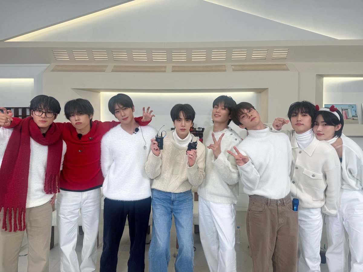 THEBOYZ_officl's tweet image. [📸] 더보이즈 THE BOYZ 8th Debut Anniversary Live 완료💙 8주년의 시작을 더비랑 함께해서 더 행복했던 시간🎀 언제나 겨울을 함께해 주는 더비 정말 고마워요🥰 앞으로도 더비에게 많은 사랑을 전하는 더보이즈가 될게요🫶🏻

#THEBOYZ #더보이즈
#THEB #더비