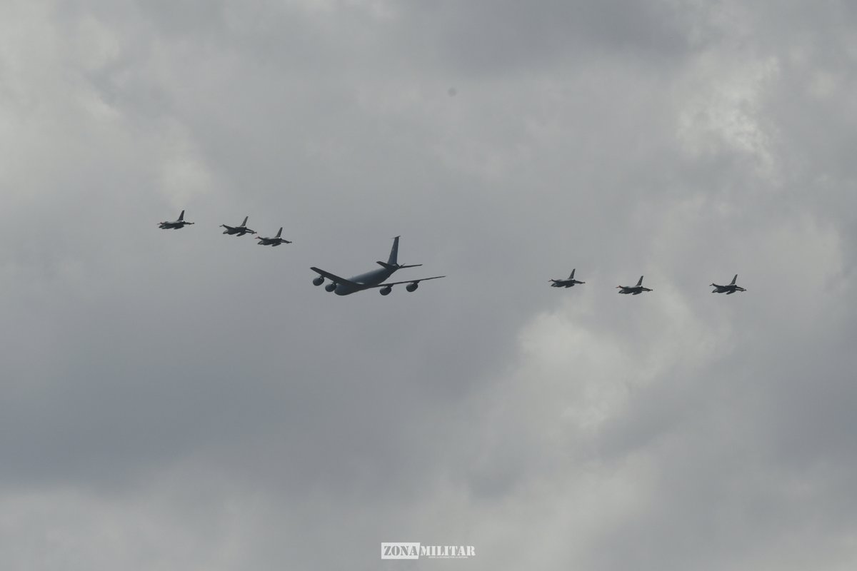 Las primeras imágenes ya están acá: los F-16 de la Fuerza Aérea Argentina sobrevolaron Río Cuarto y marcan el regreso de la capacidad supersónica al país después de una década. Los seis cazas —cuatro biplaza y dos monoplaza— completaron su traslado desde Dinamarca con apoyo de