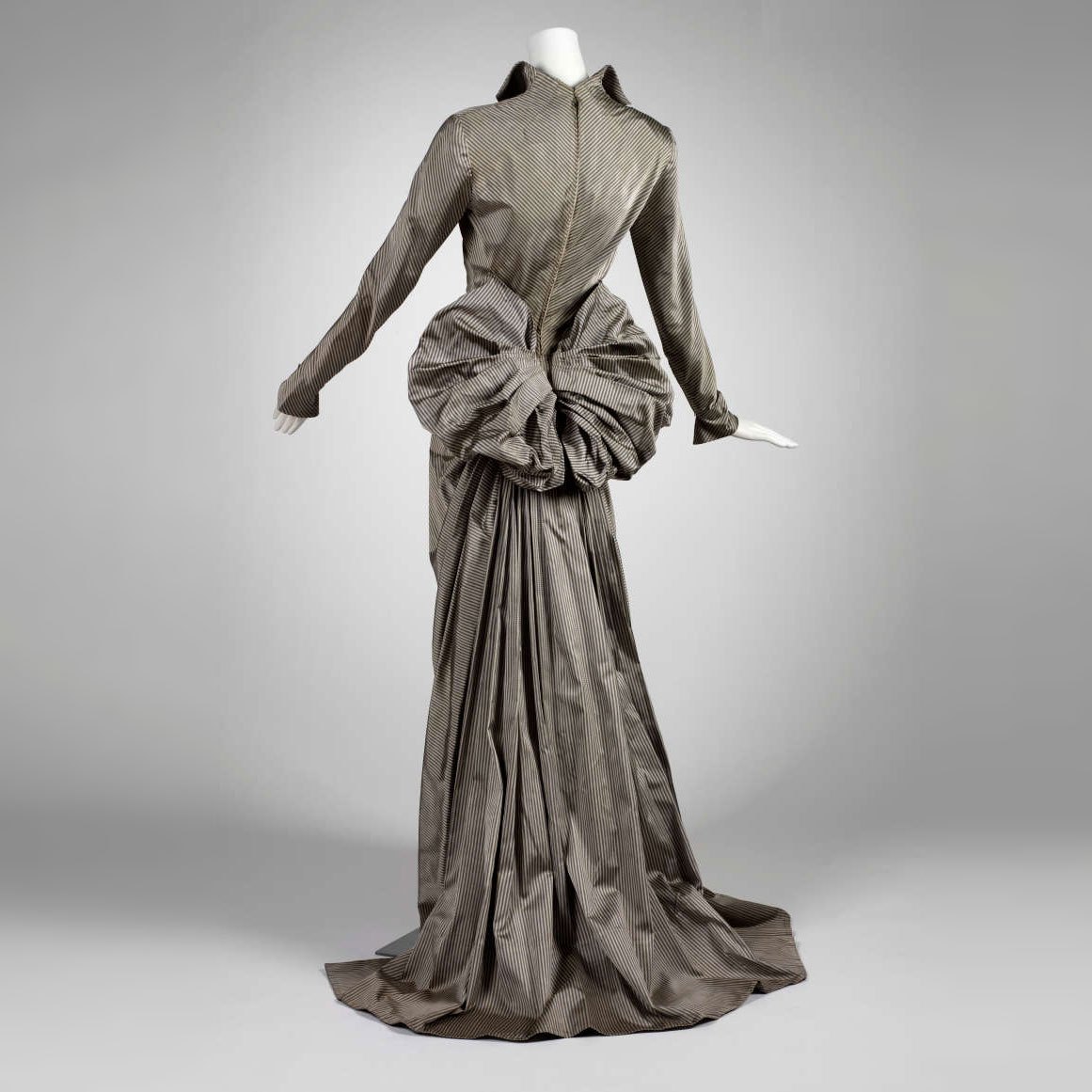 Evening dress, 1945, Mme. Eta (Eta Hentz), RISD Museum. Eta Hentz was one of America’s quiet innovators. If anyone has a photo of an Eta label that they would be willing to contribute to the VFG's Label Resource, please let us know via comment or DM.