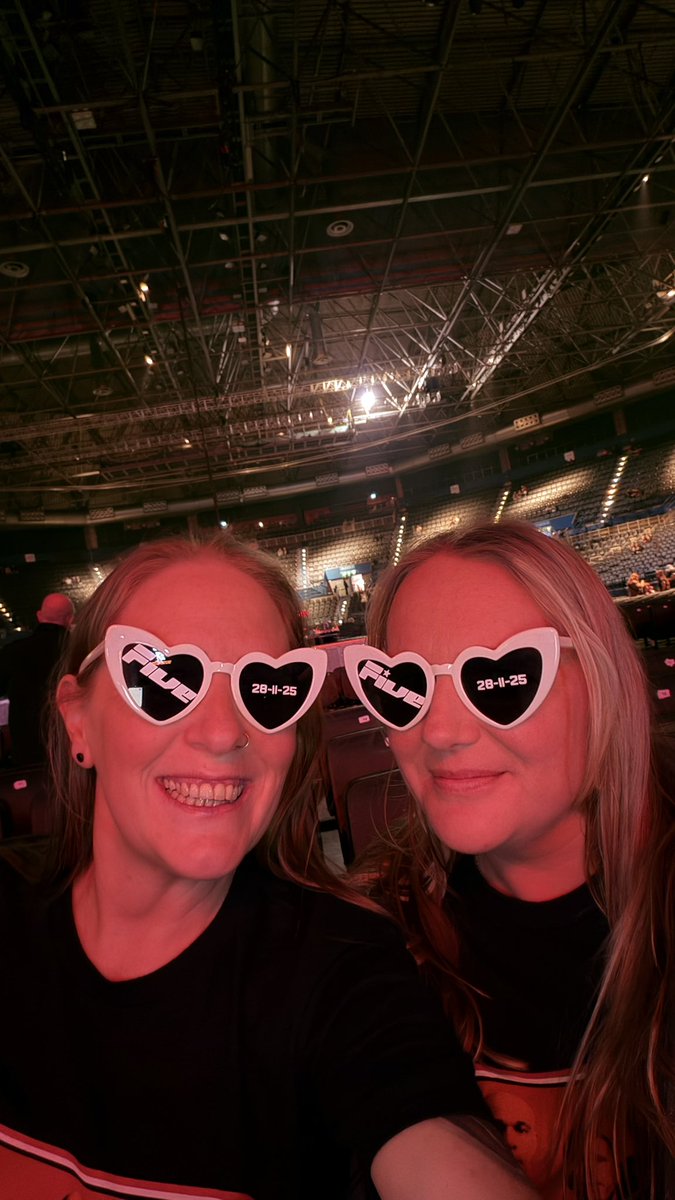 This time last week I was just about to see my childhood sweethearts FIVE on stage oh and what a night it was with my beautiful bestie #five