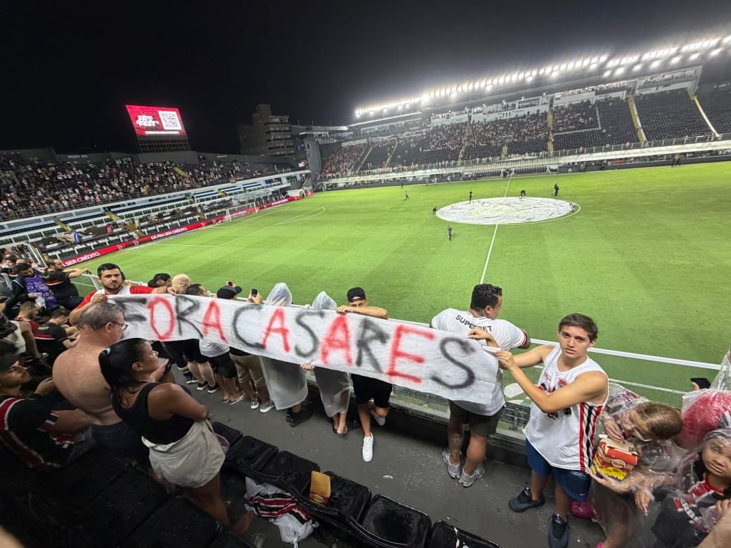 spfcpics's tweet photo. Faixa “Fora Casares” dentro da Vila Belmiro na quarta feira. https://t.co/YEaY0wz6P1