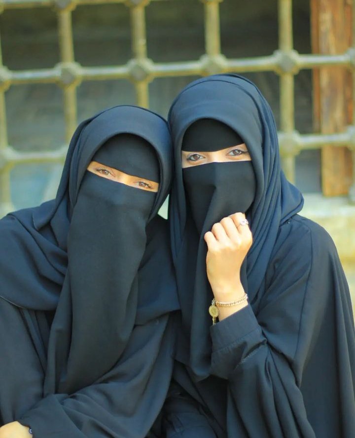 عندما يكتب
العقل تكون الكلمة أجمل
وعندما يكتب القلب تكون الكلمة أصدق
وعندما يكتب الضميرتكون
الكلمة أعمق ثم .هناك من يقرأ
ماأكتبه بعقله وهناك من يقرأ بقلبه وهناك من يقرأ بمشاعره
لكن لن يفهمني إلا من كان له نفس إحساسي
 الإحساس لغة القلوب قلبك نضيف الناس هتحبك قلبك اسود الناس مستحيل