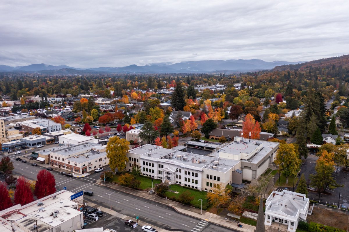 Last night, Oregon approved the nation's first statewide model zoning code, and also become the first state to make it mandatory in cities that underperform their peers on housing production.

It's the biggest housing achievement of <a href="/TinaKotek/">Tina Kotek</a>'s administration so far.

🧵