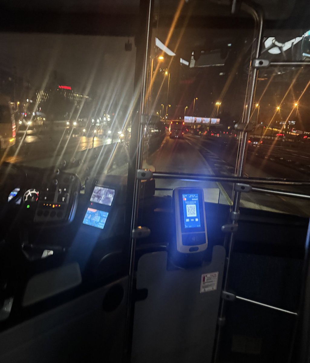 Bugün trafik öyle kilitti ki, bir saat aynı yerde kaldık. Dayanamadım, indim, metrobüse bindim, çareyi onda buldum. 

Düşünün… 
18 yıl önce yapılan bir hizmet hala İstanbul’a nefes oluyor.
Rahmetli Kadir Abimizin bir eseri bugün bile şehri ayakta tutuyor.

Peki ya bugün