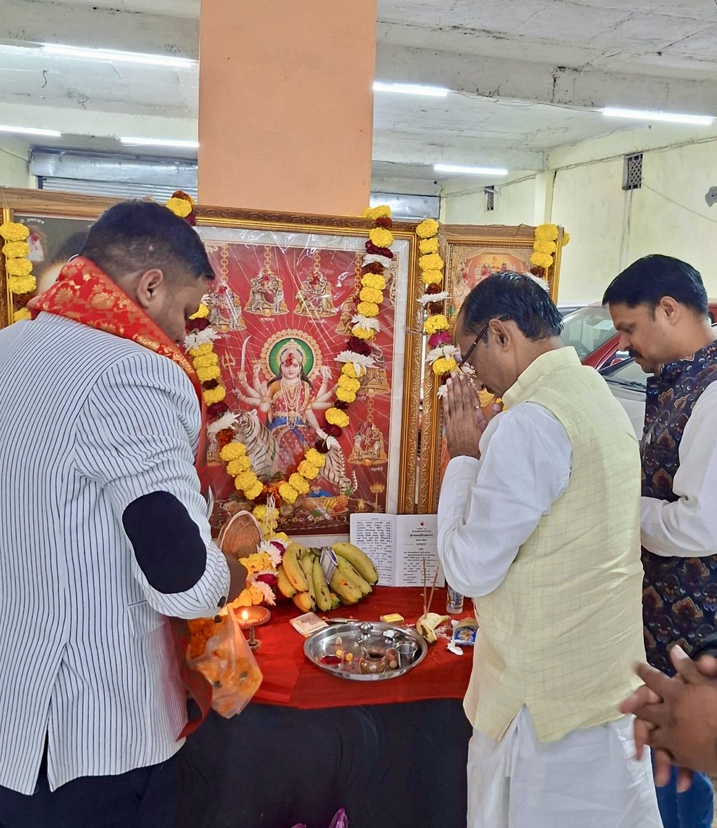 Ramniwas4bjp's tweet photo. शुभ : जन्मदिवस...!!!🌷🌷

आज नर्मदापुरम रोड भोपाल स्थित ऑटो कार जंक्शन शोरूम के संचालक एवं श्री योगेश साहू जी भोपाल के साले साहब श्री राजेश साहू जी के जन्मदिवस अवसर पर पहुंच कर हार्दिक शुभकामनाएं प्रेषित की ।। 

मां नर्मदा की कृपा सदा सर्वदा आप पर बनी रहे यही कामना करता हूँ.!!
🌹🌹