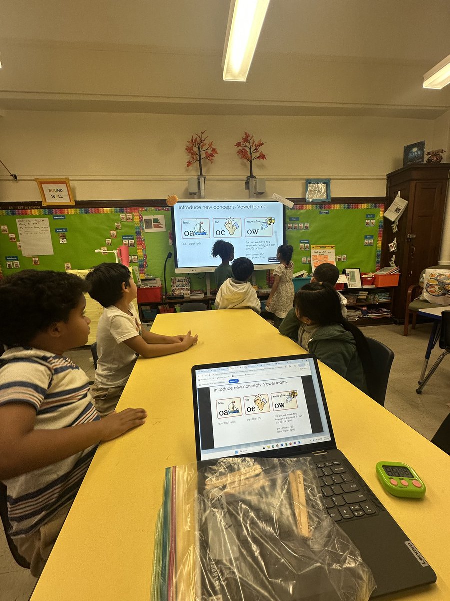 TheraErickson's tweet image. Ms. Cousins &amp;amp; Ms. Custodio putting READING 📖 in ACTION ➡️ Foundations Level 1 - Unit 10 -
5 syllables, vowel teams, review marking a word ➡️ YES 😊 we did! #StudentSuccess #readingisfun #LearningCommunity