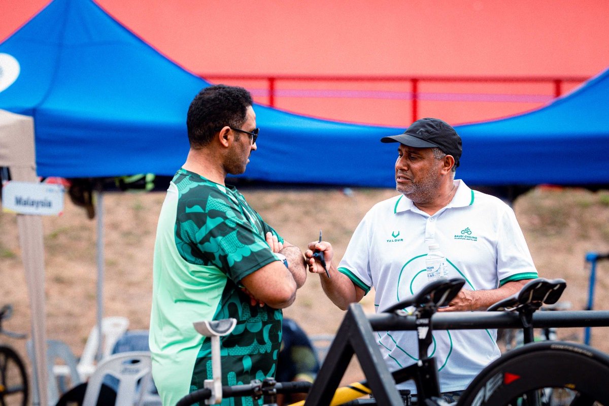 رئيس البعثة <a href="/Ialshahrani_Ab/">عبد العزيز الشهراني</a> خلال حضوره منافسات بطولة آسيا 2025 في مدينة ناخون راتشاسيما التايلندية، دعمًا وتحفيزًا لمنتخبنا الوطني في هذا الاستحقاق القاري 🇸🇦🚴‍♂️✨