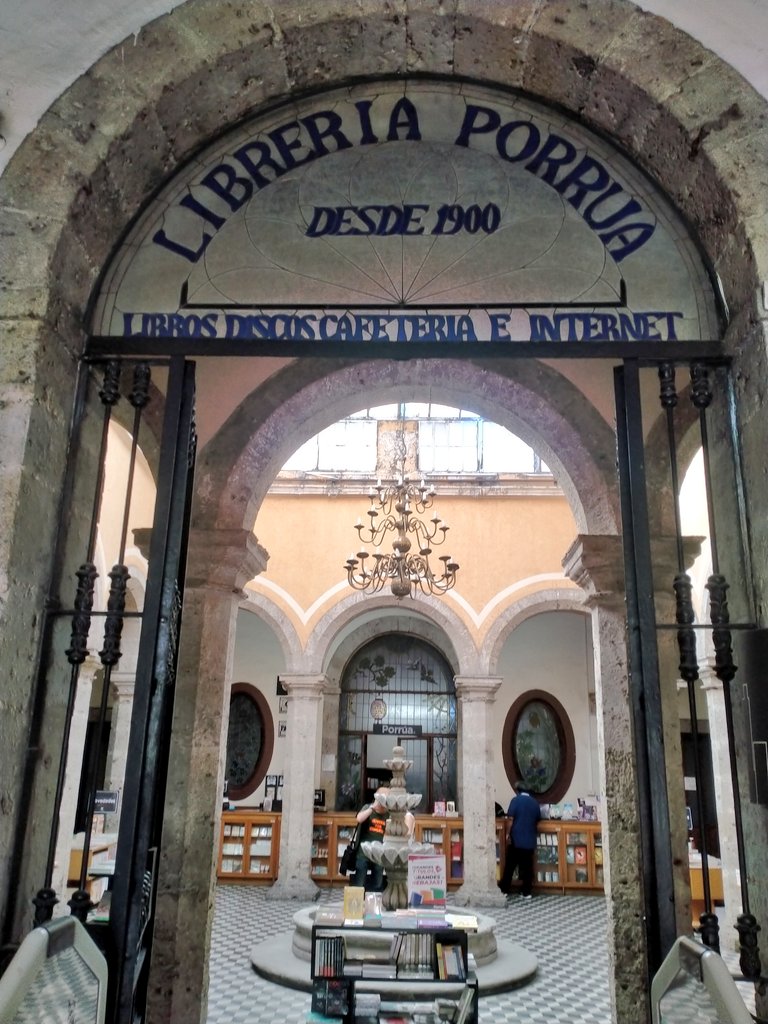 Librería Porrúa, Guadalajara. 

Els Porrúa és una família important llibretera i editora a Mèxic i a Cuba d'origen gallec. 

Porrúa desembarca a Barcelona per continuar l'empresa a Barcelona l'any 1936... evidentment, no s'hi van quedar, però aquesta ja és una altra història.