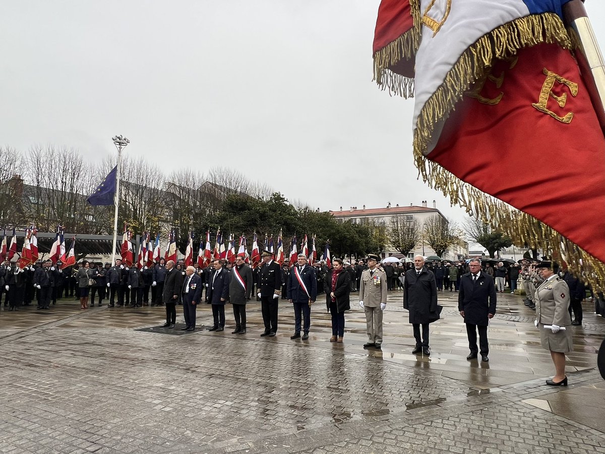 Lucbouard's tweet photo. « Quand le bruit des armes s’est tu depuis longtemps, vient le temps de la mémoire et de la reconnaissance », disait #JacquesChirac.

En ce 5 décembre, @larochesuryonfr rend hommage à ceux qui sont morts pour la France en Algérie, au Maroc et en Tunisie. https://t.co/Bp0KKHmc4Q