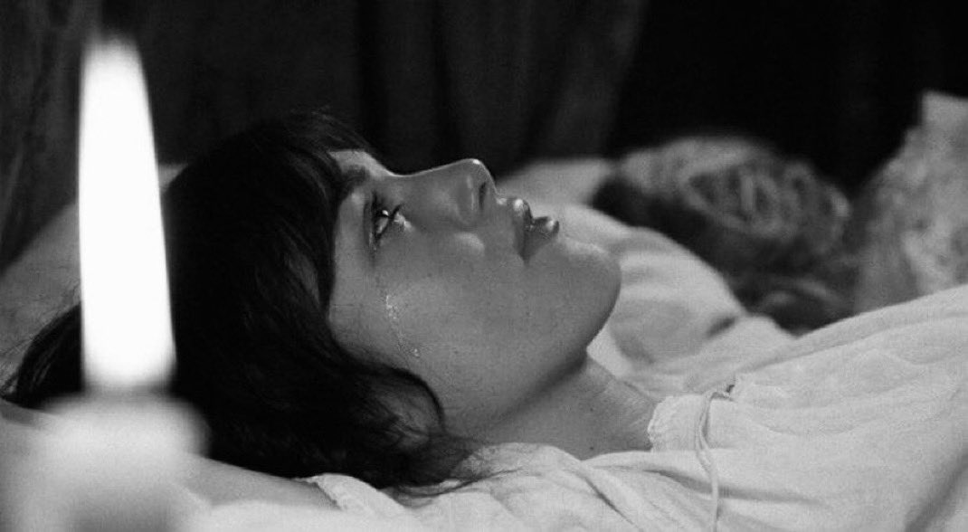 طول اليوم أسوي نفسي عادي
أنا آخر الليل :