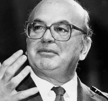 Bettino Craxi, l’uomo che non si piegò mai. Immaginate un’Italia strangolata dalle crisi petrolifere, inflazione al 13,5%, un’economia in ginocchio: lui la risolleva, la porta al quinto posto tra le potenze industriali mondiali, quarta escludendo l’URSS agonizzante con salari che