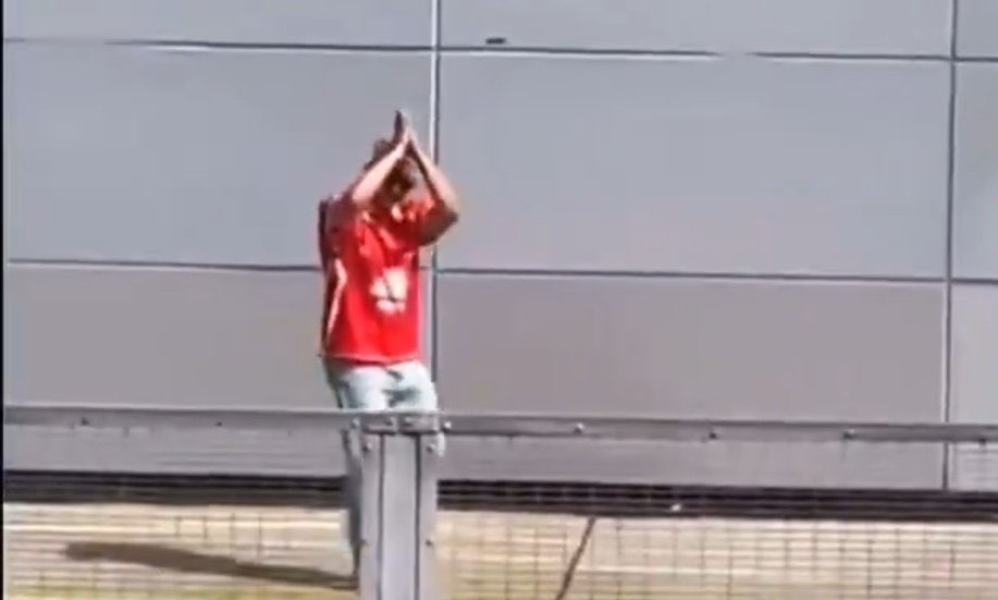 itzmeveeran's tweet image. அ.இ.அ.ரே .க  (அகில இந்திய அஜித்குமார் ரேஸிங் கட்சி)  nu Onnu Aarambika sollu mams uh @SureshChandraa 

#AjithKumar