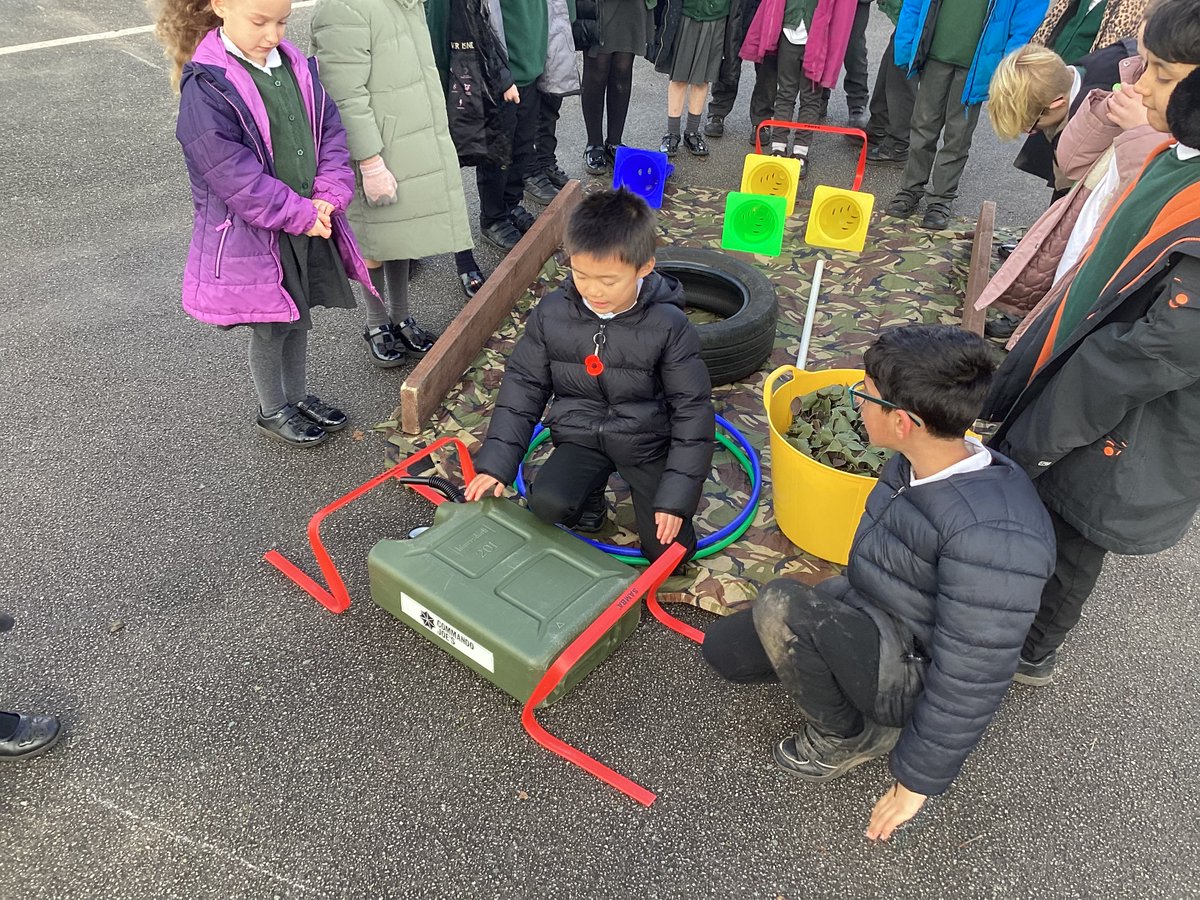 gates_owls's tweet photo. We thoroughly enjoyed our @CommandoJoes session this afternoon where we created a sleigh for a struggling Father Christmas! Wonderful #collaboration and teamwork on show Owls! #12DaysofXmas https://t.co/8SFQnegfpM