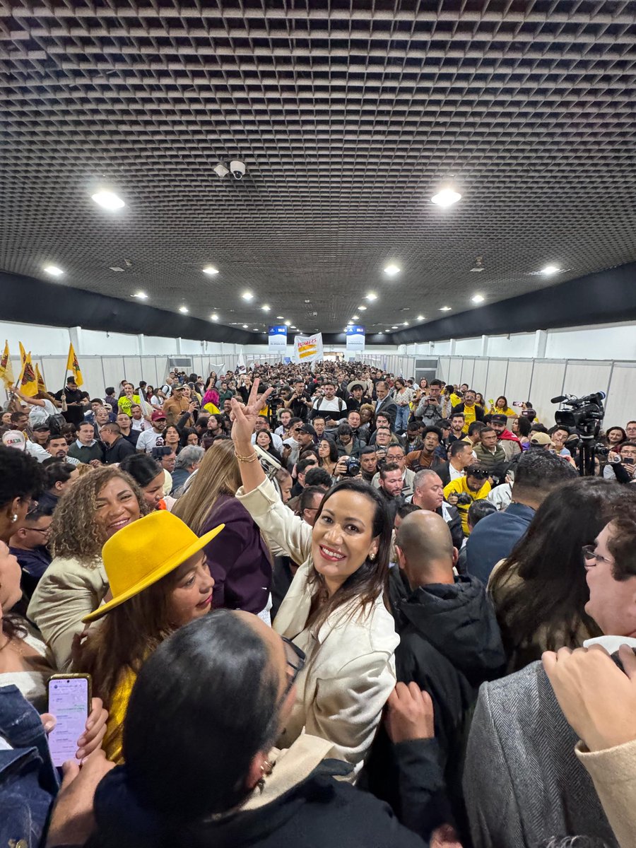 PerroCurandero's tweet photo. Pocas veces en la historia aparecen personas con la genialidad y visión de @carolinacorcho, un verdadero fenómeno de la política latinoamericana. Es un honor para mí estar a su lado, liderando su campaña digital y siendo parte de este proyecto. @petrogustavo @GustavoBolivar https://t.co/chX8mFw7yG