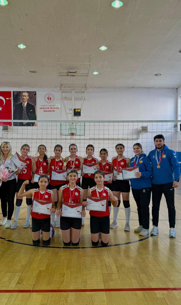 ArtukluHem's tweet photo. Okul Sporları müsabakalarında Yıldız Kızlar kategorisinde İl Birincisi🥇olan Şehit İlhan Varank Ortaokulu’nu kutluyor, emeği geçen antrenörlerimize teşekkür ediyoruz. 🏆🥇👏🏻 https://t.co/Sne2NGD0oM