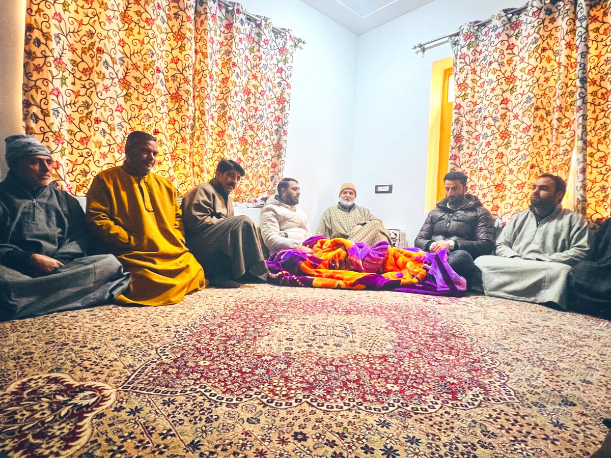 QaiserJin's tweet image. Paid condolence visits in Chudina and Sehpora, Ganderbal along with @jkpdp District President Zahoor Ahmad Rather. We expressed heartfelt sympathies on the sad demise of Abdul Khaliq Sheikh and the mother of Mohammad Akbar Dar.
Prayers for the departed soul.
#PDP #Ganderbal