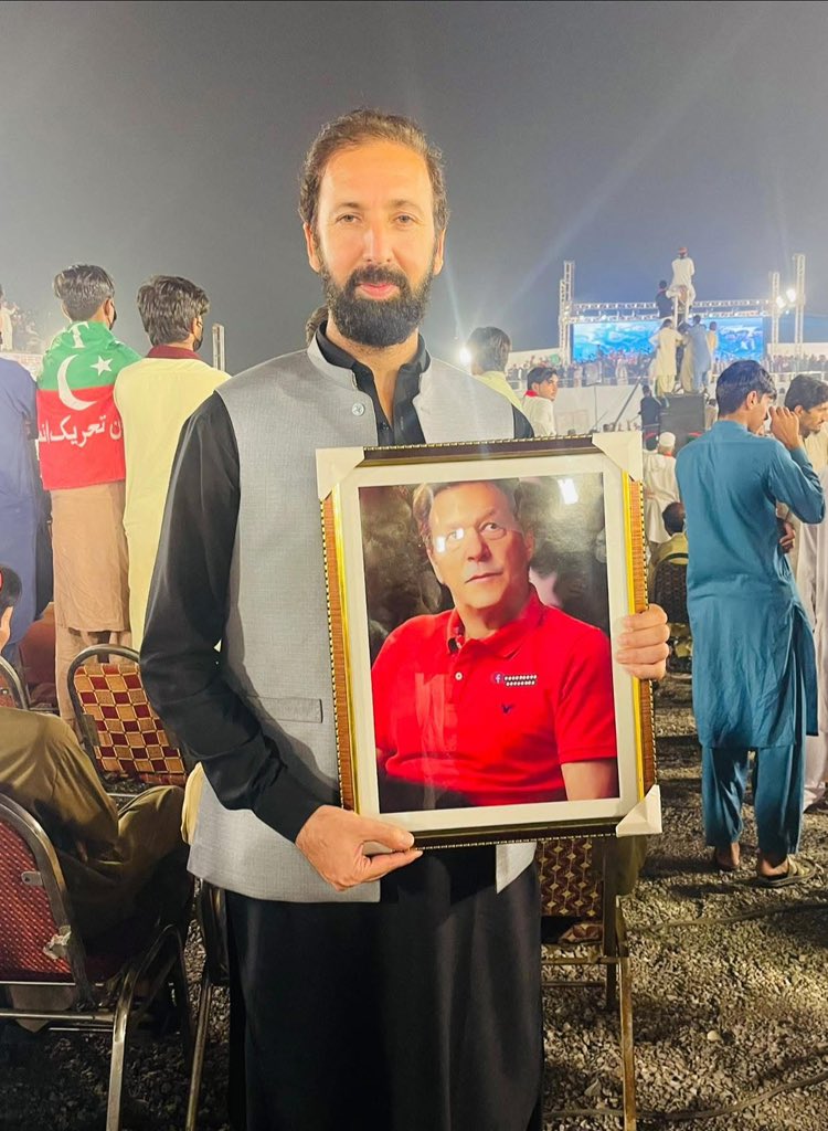 ہم نے یونہی نہیں تیری طرف داری کی
تو علامت ہے میرے دیس میں خودداری کی!

I stand with Imran Khan.