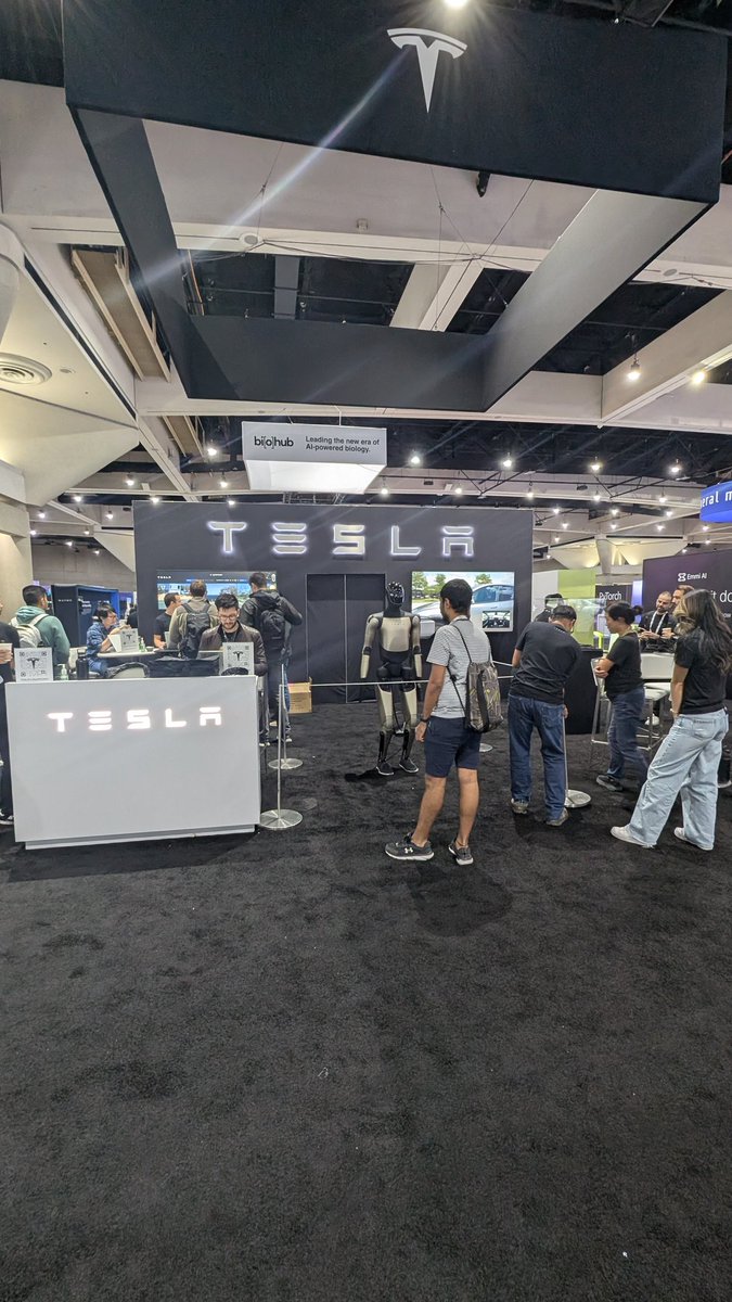 RohanDkn's tweet photo. Last day of the Tesla booth at Neurips. Please stop by if you're interested in working on the future of physical AI! https://t.co/WTM1OWejgT