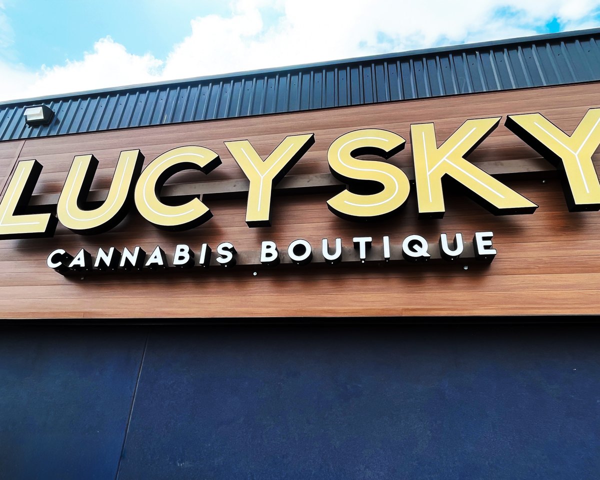 BSCSigns's tweet image. Installed the new Lucy Sky Cannabis Boutique sign in Sheridan CO.
 Channel letters with LED lighting for a clean glow.
 Simple build with a big visual payoff.

#BSCSigns #LucySky #SignInstall #ChannelLetters