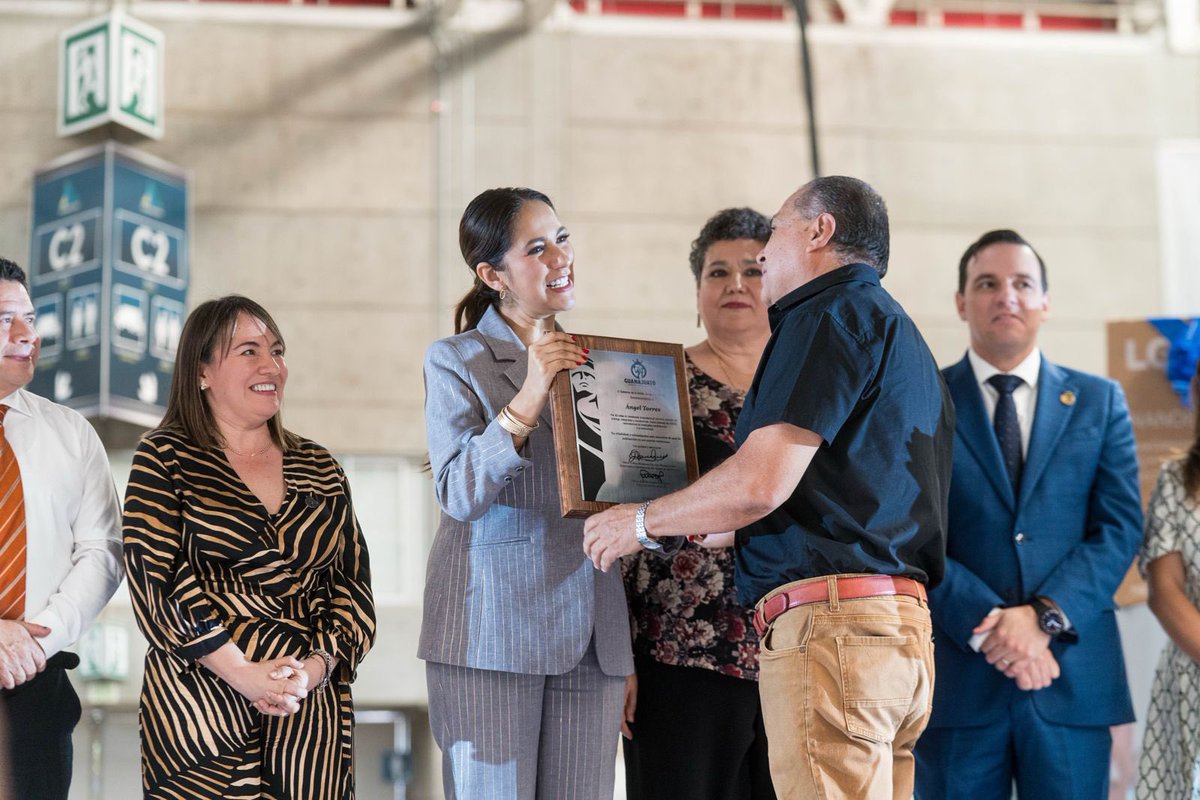 RosarioCoronaA's tweet photo. Cada vez que me reúno con nuestras jubiladas y nuestros jubilados, confirmo algo: ustedes no representan un cierre de ciclo, sino una fuerza que sigue moviendo a Guanajuato. Hoy, acompañando a nuestra Gobernadora @LibiaDennise, lo volví a sentir con mucha claridad.

Sus historias y su manera de ver la vida nos inspiran a trabajar para que esta etapa esté llena de oportunidades reales. Por eso fortalecemos nuestras Casas del Jubilado y los Centros Nuevo Comienzo, donde los veo aprender, activarse, convivir y descubrir nuevos caminos. Ahí se demuestra que siempre hay algo más por vivir.

Gracias por permitirme acompañarles y recordarnos que un nuevo comienzo puede iniciar a cualquier edad. Aquí seguimos, en equipo, construyendo momentos que valen la pena.