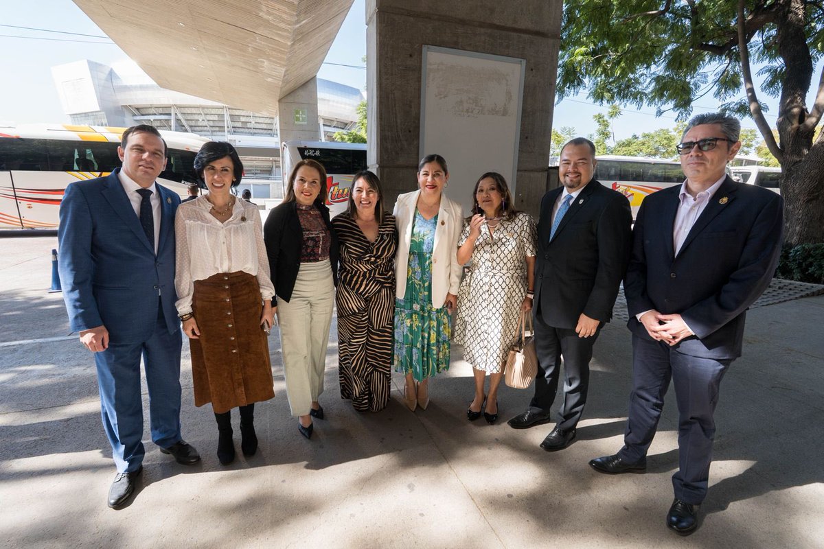 RosarioCoronaA's tweet photo. Cada vez que me reúno con nuestras jubiladas y nuestros jubilados, confirmo algo: ustedes no representan un cierre de ciclo, sino una fuerza que sigue moviendo a Guanajuato. Hoy, acompañando a nuestra Gobernadora @LibiaDennise, lo volví a sentir con mucha claridad.

Sus historias y su manera de ver la vida nos inspiran a trabajar para que esta etapa esté llena de oportunidades reales. Por eso fortalecemos nuestras Casas del Jubilado y los Centros Nuevo Comienzo, donde los veo aprender, activarse, convivir y descubrir nuevos caminos. Ahí se demuestra que siempre hay algo más por vivir.

Gracias por permitirme acompañarles y recordarnos que un nuevo comienzo puede iniciar a cualquier edad. Aquí seguimos, en equipo, construyendo momentos que valen la pena.