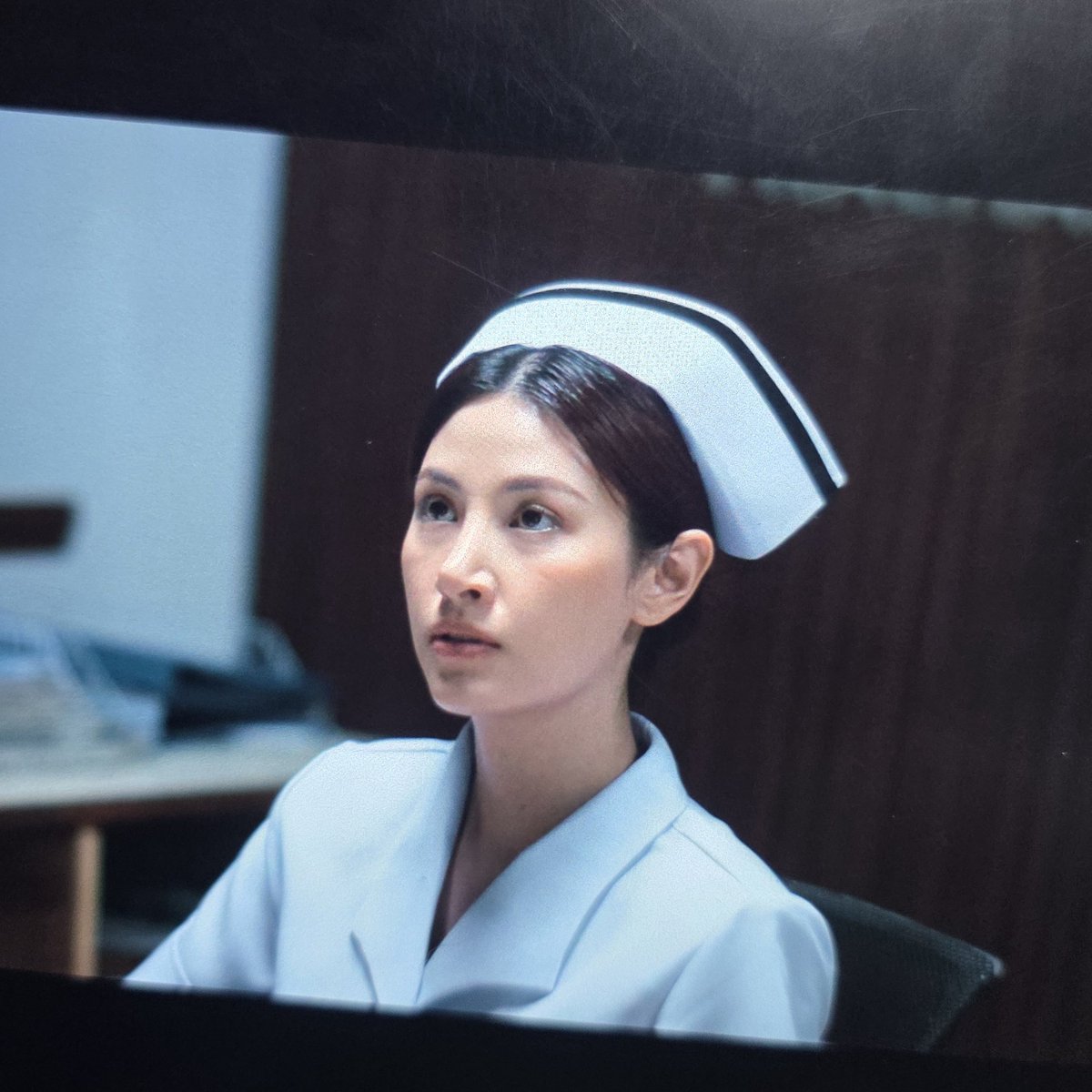 ttrisukoll's tweet image. นอกจากสามีพี่โดนัทจะมารับเชิญด้วยแล้ว(ฉากวินไปซื้อรถยนต์ เซลล์คือสามีพี่โดนัท)​ น้องแพรแฟนน้องเจมส์(คือวินในเรื่อง)​ก็มารับเชิญด้วย เป็นคุณพยาบาลคนสวย แง เห็นปุ้ป จำได้ทันที คู่นี้คบกันมานานมาก ก่อนน้องเจมส์เข้าวงการอีก สมัยอยู่สก. น่ารักมากกกก #สาธุ2