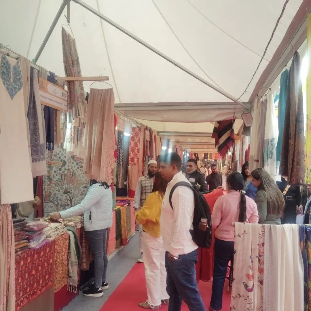 dchandlooms01's tweet photo. At the Special Handloom Expo, Janpath, shoppers are getting lost in vibrant colours, rich textures, and the artistry behind every handcrafted weave.
#HandloomsOfIndia #AuthenticCrafts #handlooms #MinistryofTextiles #DChandlooms #swadeshi #VocalForLocal #specialhandloomexpo #expo https://t.co/7or5V6sjT5