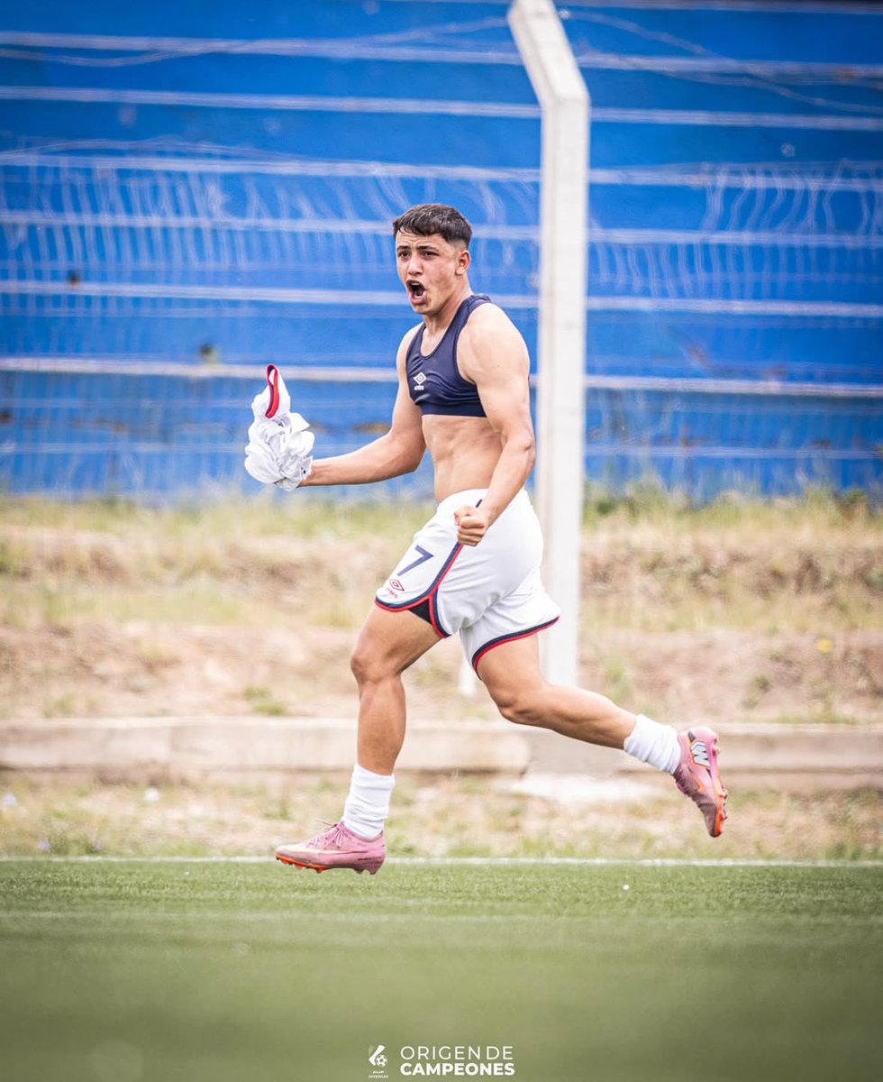 💎 Rodrigo Martínez [2008] comienza a coronar un enorme año en Nacional. Hoy convirtió un golazo de tiro libre (venía de hacer uno ante MCT) y dio una asistencia en la victoria clásica 2-1 en SUB-16.

Extremo derecho, que destaca por izquierda. Enorme pegada, picante y muy veloz.