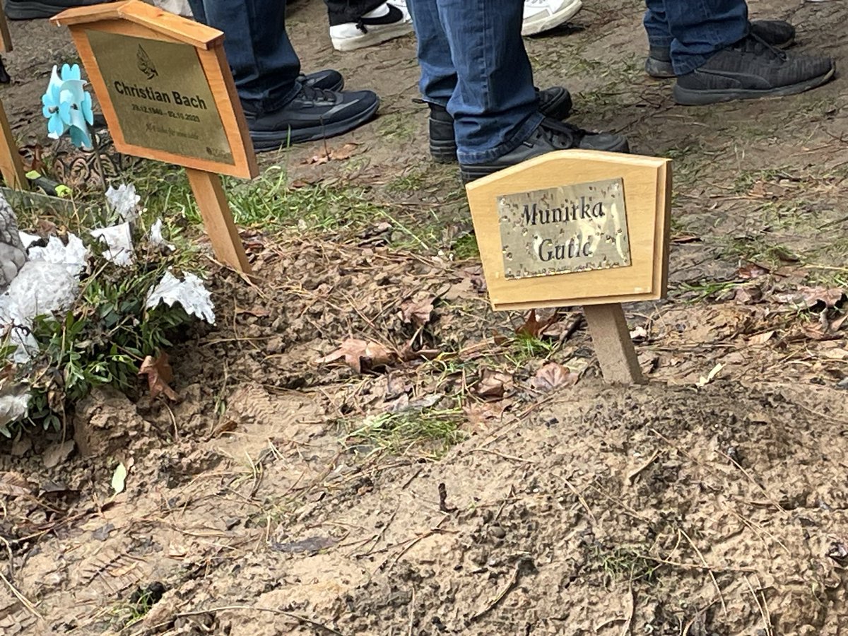 <a href="/Kafiyeliselma/">şeffaf analiz / transparente Analyse</a> Selman henüz dört yaşında ve verem tedavisi sürerken en çok ihtiyaç duyduğu anne şefkatinden uzak. Hastalığın yükü ağır, yaşadığı yalnızlık daha da ağır. Yaraları iyileşmeden yeniden açılıyor, o ise sessizce dayaniyo 
SelmanHasta AnnesiTutuklu
Adı Christian ama Müslüman mezarında