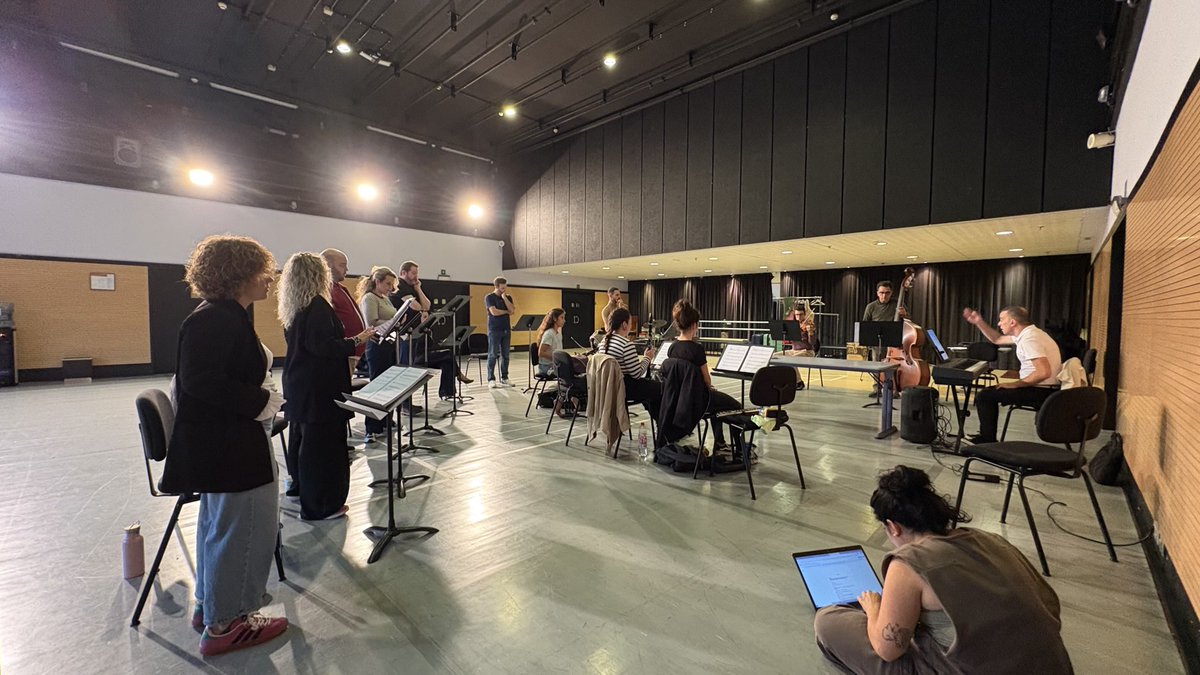 Ya estamos todos 🎵🐩🐕🐕‍🦺🦮🎵
#opera #Faycán