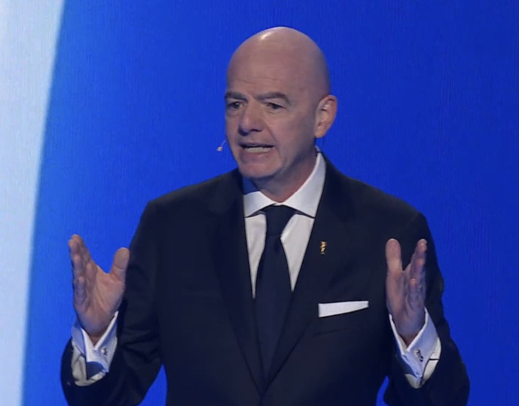 TouchlineX's tweet image. 🚨 𝗡𝗘𝗪: The first 60 minutes of the World Cup draw:

• Robbie Williams singing
• Andrea Bocelli singing
• Lauryn Hill singing
• Infantino loving Trump
• Trump loving Infantino
• Zero draws done