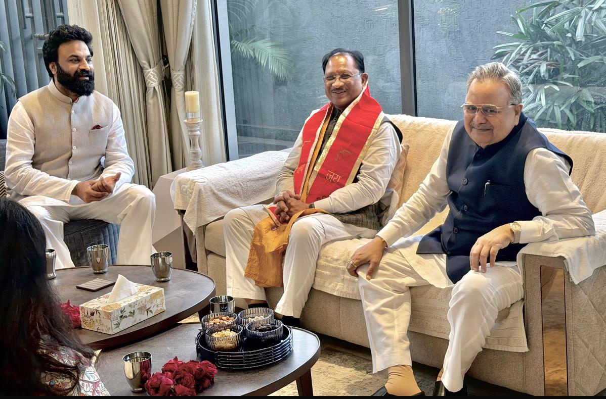 आज ग्वालियर प्रवास के दौरान विधानसभा अध्यक्ष डॉ. रमन सिंह जी के साथ भारतीय जनता युवा मोर्चा छत्तीसगढ़ के प्रभारी श्री आलोक डंगस जी के निवास पर उनसे सौजन्य मुलाकात हुई। 

संगठन के प्रति उनकी प्रतिबद्धता और युवा शक्ति को संगठित करने में उनके सतत प्रयास प्रशंसनीय हैं। संवरते