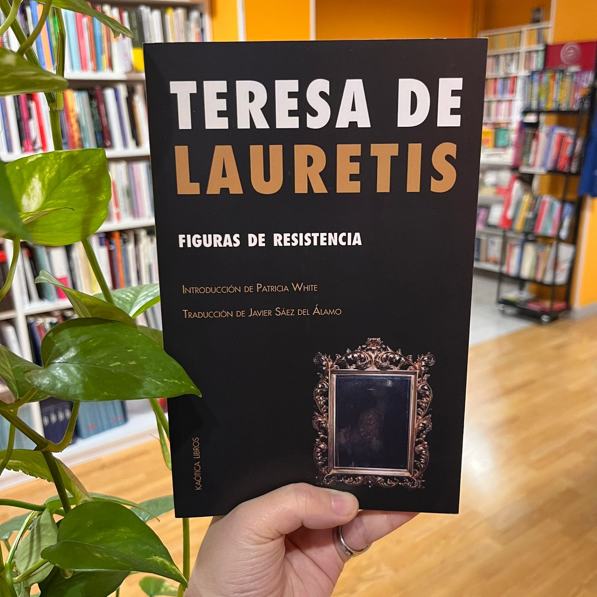 Esta antología feminista de once ensayos de Teresa de Lauretis, nos acerca, con exigencia y lucidez, a su concepción de los feminismos y la subjetividad a través de la trenza que conforman la representación, la sexualidad y la epistemología.
👉metalibreria.com/producto/figur…
