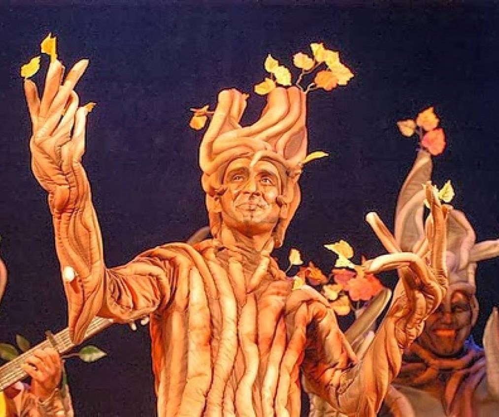 El árbol de Navidad mirándome desde el trastero para que lo saque ahora en el puente.