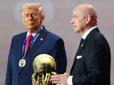 “El primer Premio de la Paz de la FIFA para Donald Trump…
Tiene sentido; si algo distingue a la FIFA es su compromiso histórico con la paz, la transparencia y la pureza del deporte. "Qué podría salir mal.” EHM