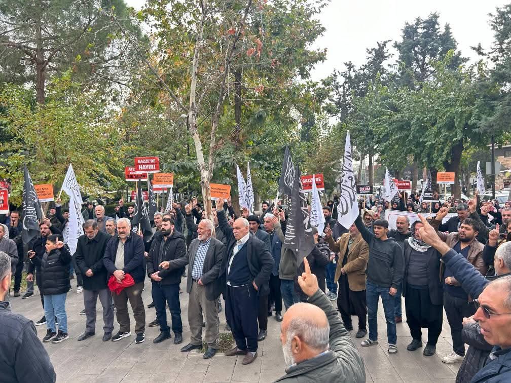 Siverek’te Filistin’e Destek Buluşması⬇️

Köklü Değişim Hareketi, Türkiye’nin 3 farklı şehrinde eş zamanlı olarak gerçekleştirdiği “Gazze’de Ateş Sönmüyor, Zulüm Bitmiyor” buluşmasından birini Siverek'te düzenledi. 

sanliurfaolay.com/haber/26970704…