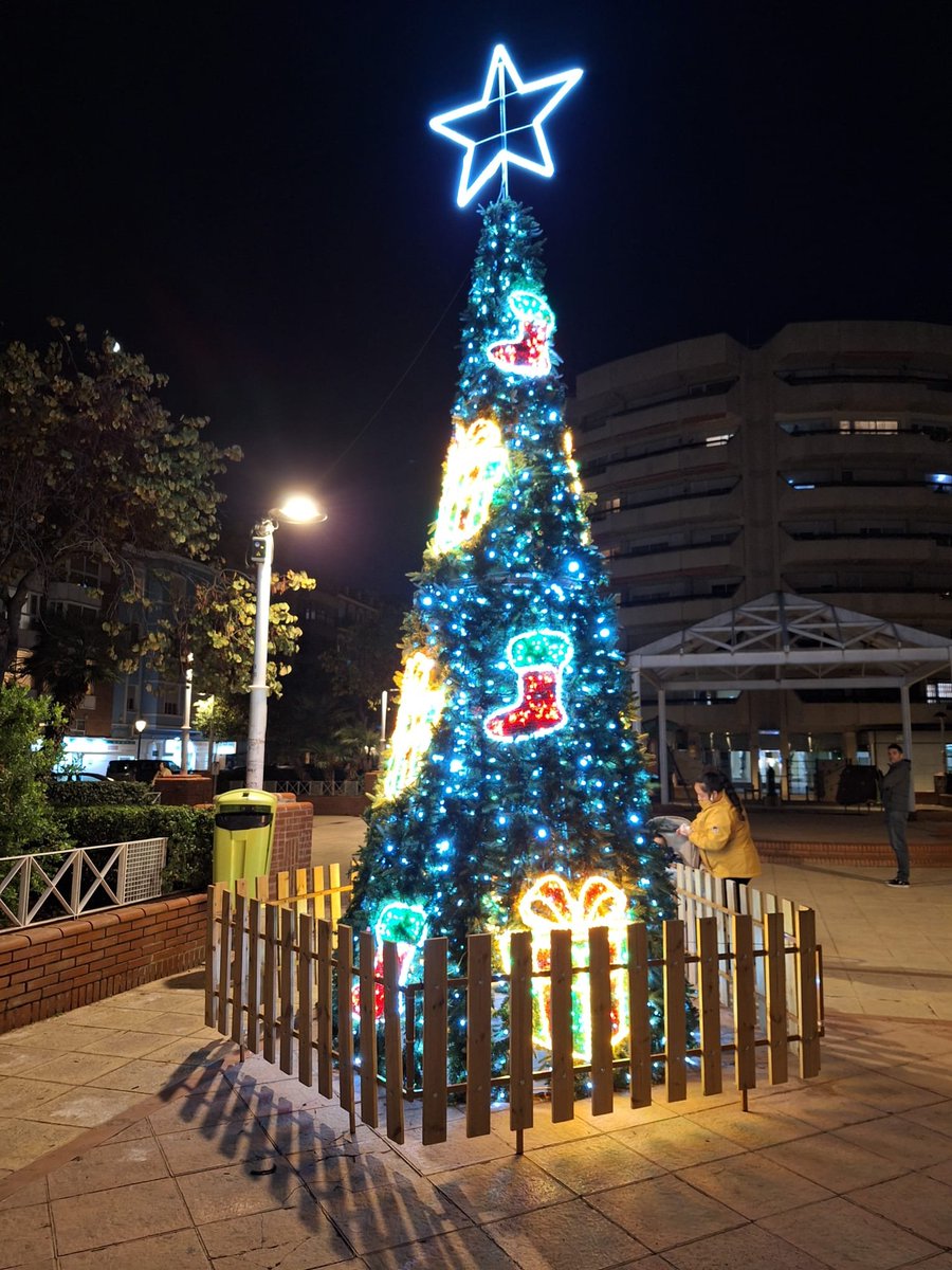AjuntamentVLC's tweet image. ✨ La il·luminació nadalenca s'estén pel #centre, #barris i #pedanies de #València, ja l'has vist?

💫 Anima't a fer una passejada 🚶‍♂️🚶‍♀️ i acosta't a disfrutar del #NadalVLC!

#NadalMediterrani
